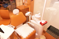 カジュアルなカラーでリラックスできる診察台